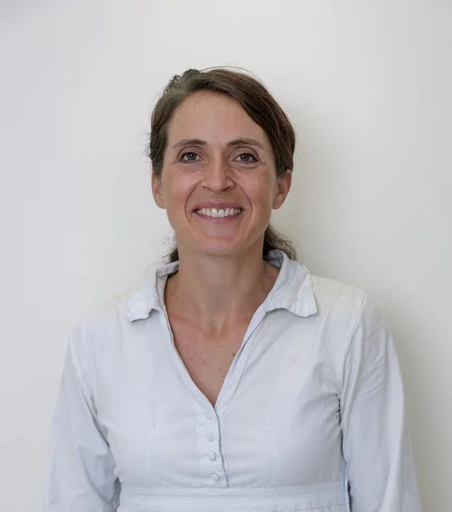 Dra. Lisa Buddrus aplica terapia en Clínica Gindual de Lagoa (Portugal)